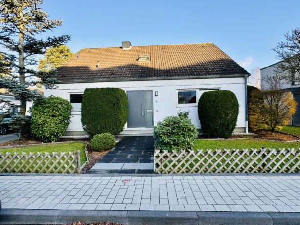 Freistehendes Einfamilienhaus mit großem Garten in Niederpleis