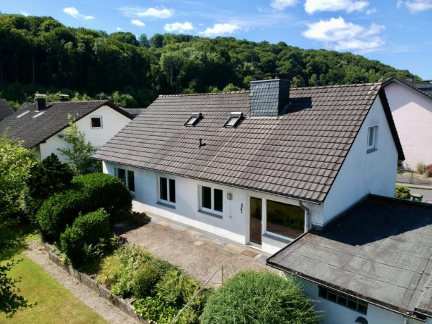Freistehendes Einfamilienhaus mit großem Garten in Donrath